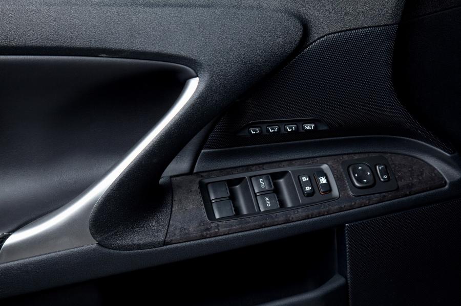  Lexus IS250C 2008 года  (фото 105 из 113)
